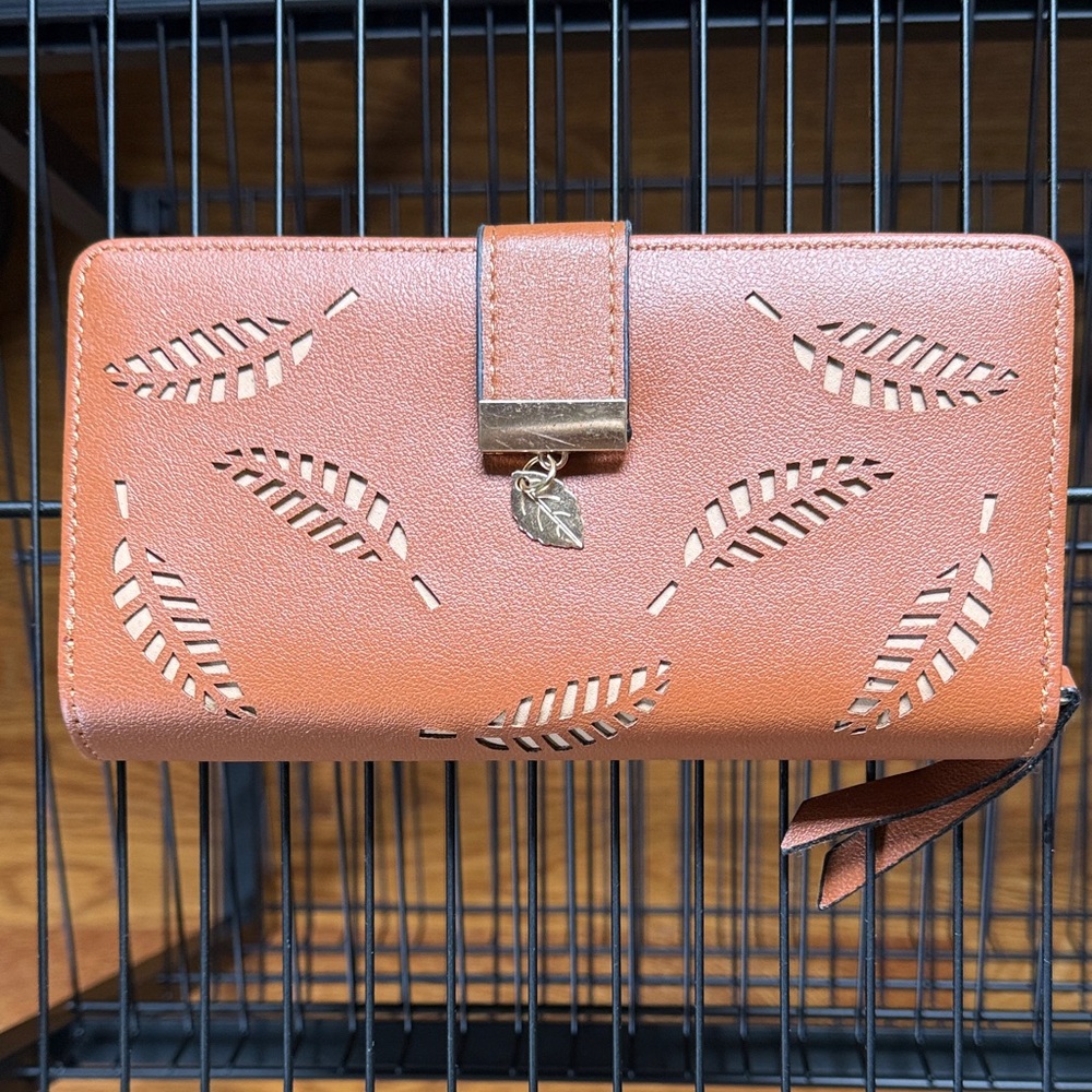 Sea La Vie Tan Leaf Cutout Wallet